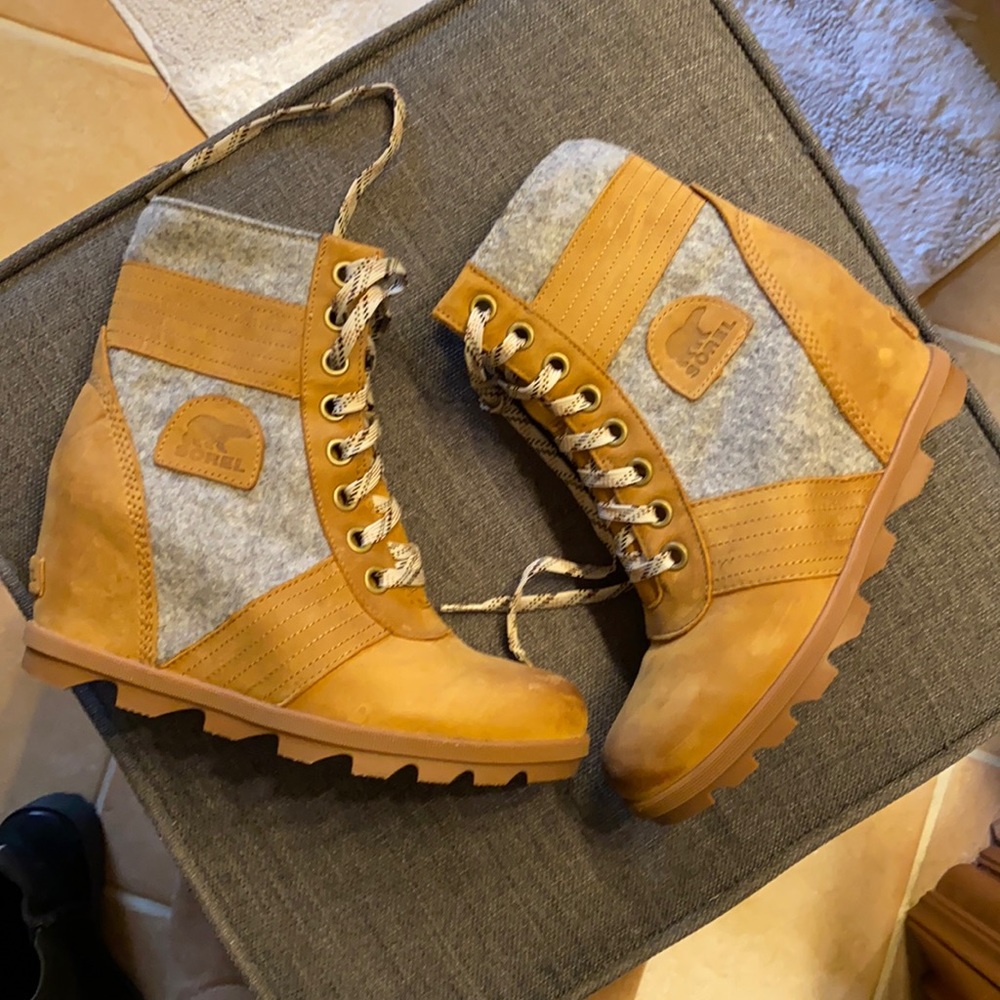 Sorel wedge boot